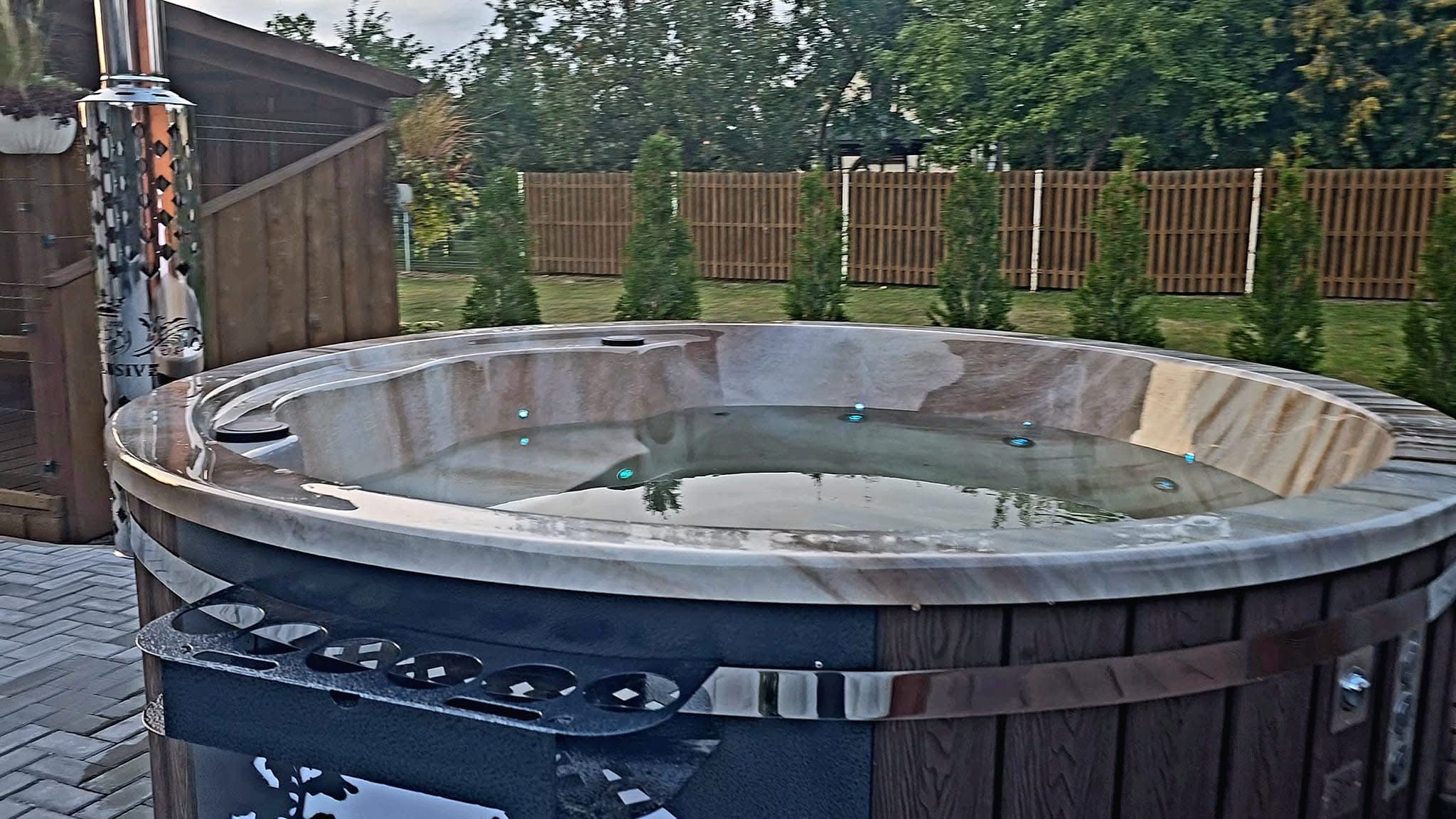 Uchwyt na napoje zamontowany w balii LYX