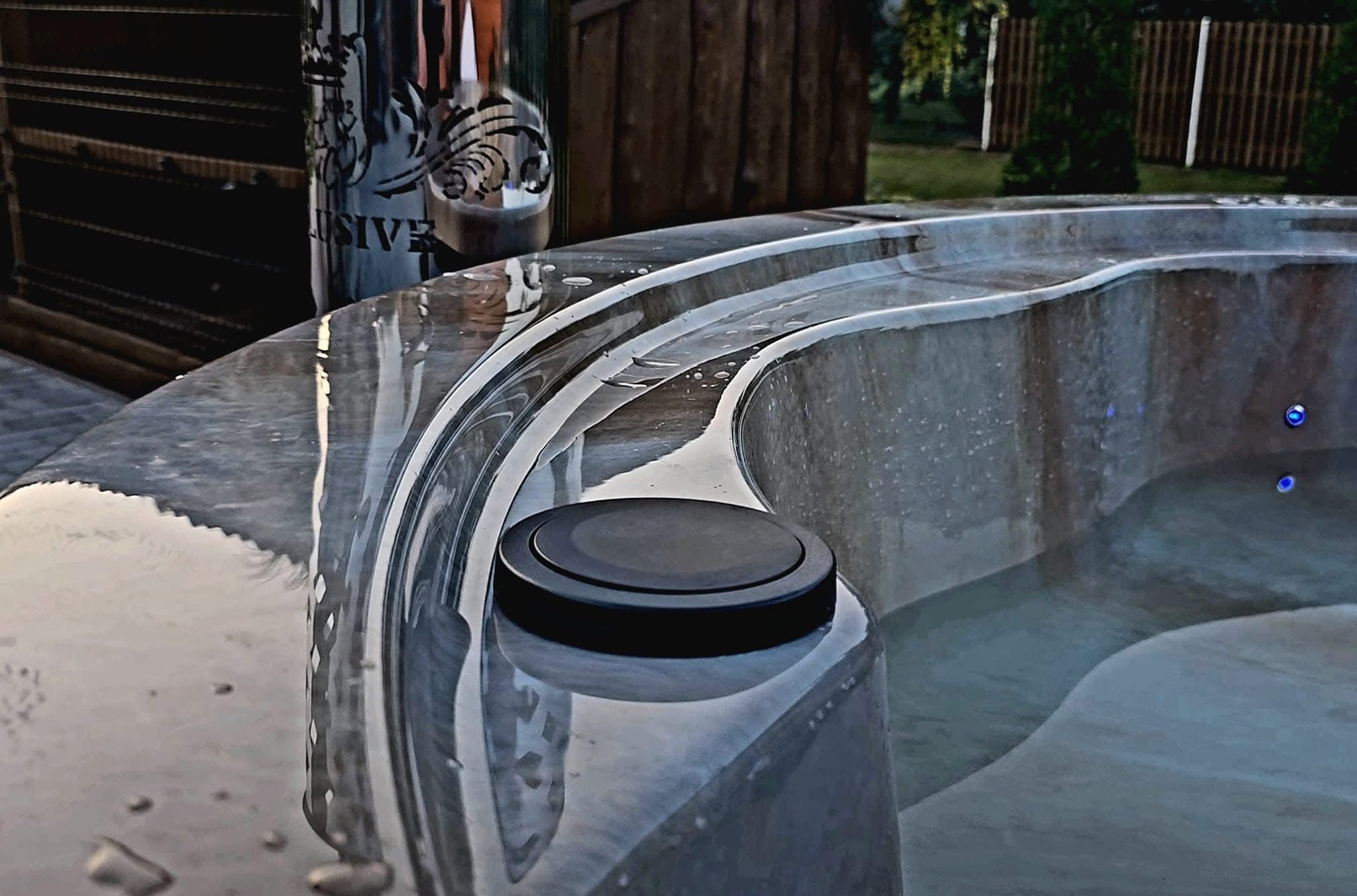 Głośniki zamontowane w balii ogrodowej