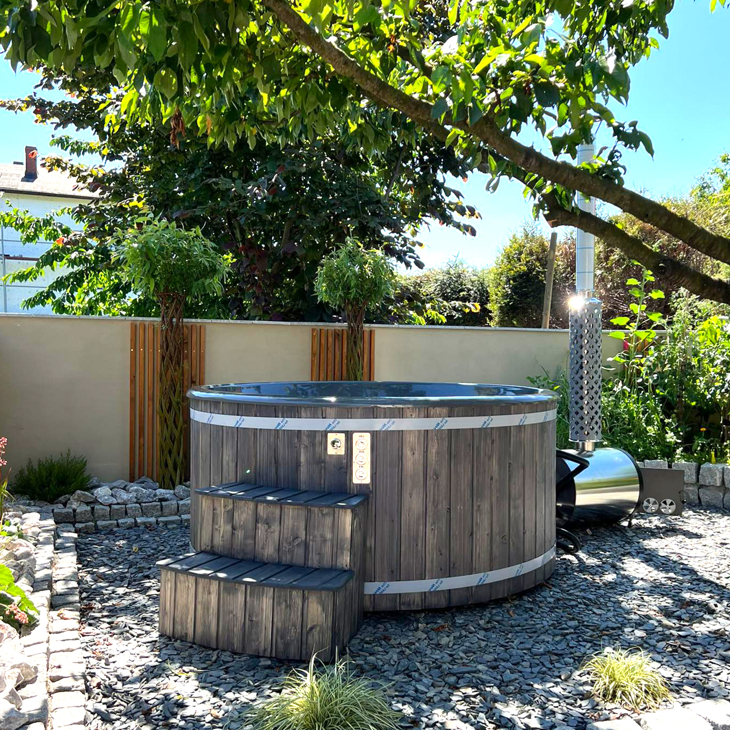 Widok na ekonomiczną balię ogrodową HT‑3000 w ogrodzie