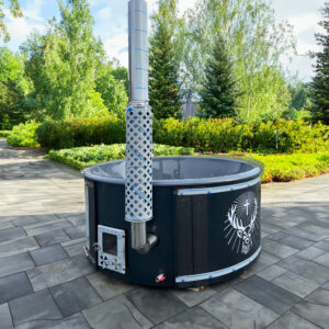 Drewniana balia ogrodowa Exclusive Jelen na tle zielonego ogrodu