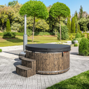 Balia ogrodowa HT-4000 Luxe z hydromasażem i aeromasażem w ogrodzie